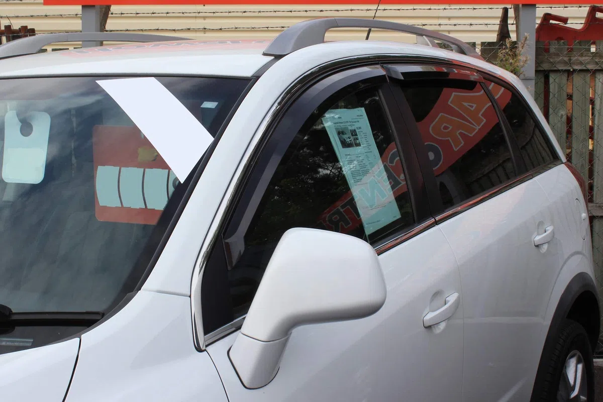 Autoclover – Opel Antara 2007 + Windabweiser Set (4 Stück) (Rauch)