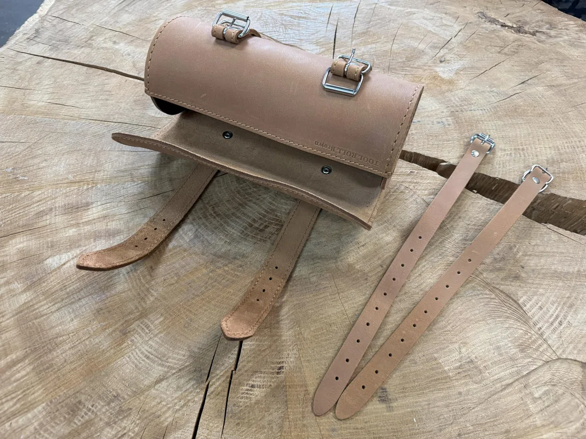 Lenkerrolle Hellbraun Light Brown Lederrolle Bugrolle Werkzeug kompatibel mit HD Harley Davidson Leder Motorrad Werkzeugtasche Schwinge Rolle