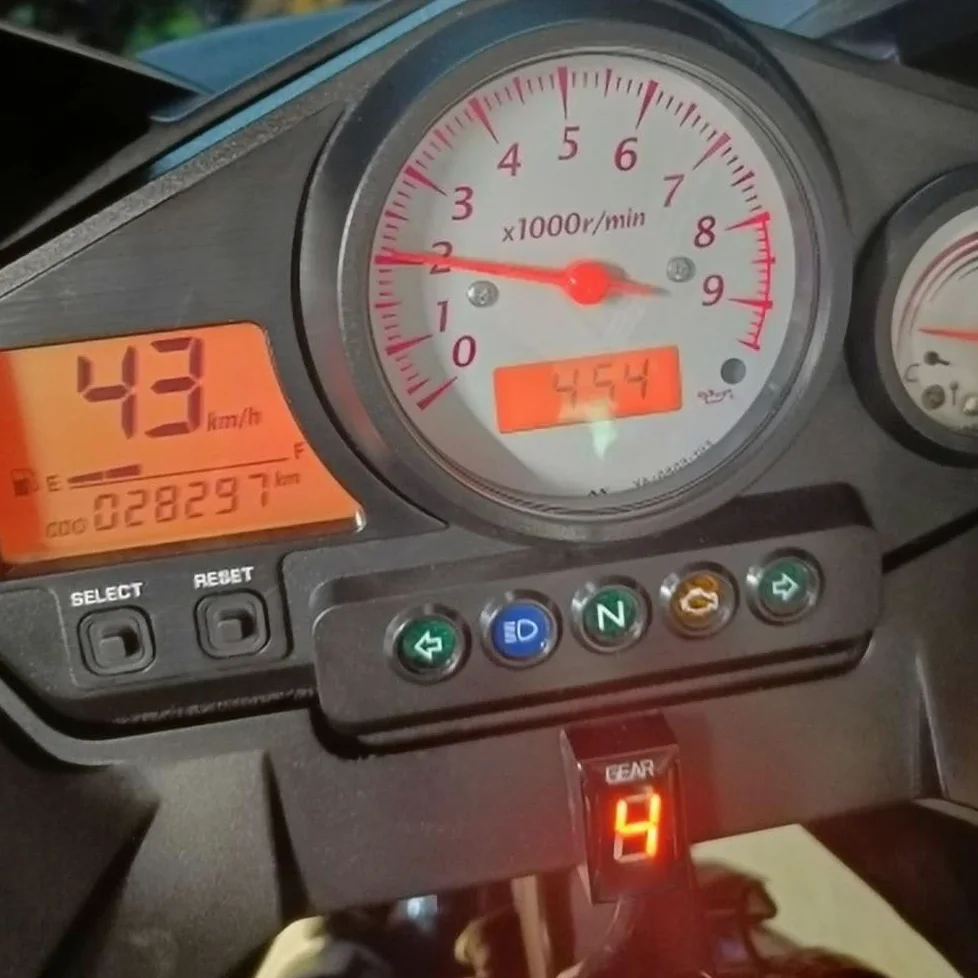 Wasserdichtes 1-6 Gang LED Digital Ganganzeige Anzeigemessgerät Kompatibel mit Yamaha FZ6 R FZS600 FZS1000 Fazer XJ6 YZF-R6 R6S R1 FZ8 FZ1 FZ1N TDM900 FZ400 XT660 MT-03 MT01 Xjr400 Ys250