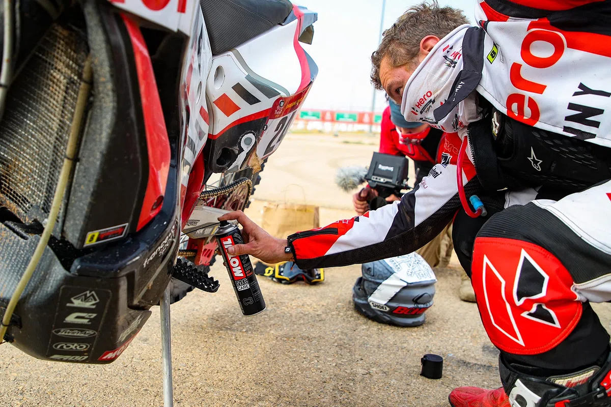 Motul Ketten-Sprühfett für Offroad- und Gelände-Motorräder, Neon-Gelb für einfache Anwendung, Geeignet für O-Ring, X-Ring, Z-Ring Ketten, Wasserfest, Rostschutz, MC Care Chain Lube Road C3, 400 ml