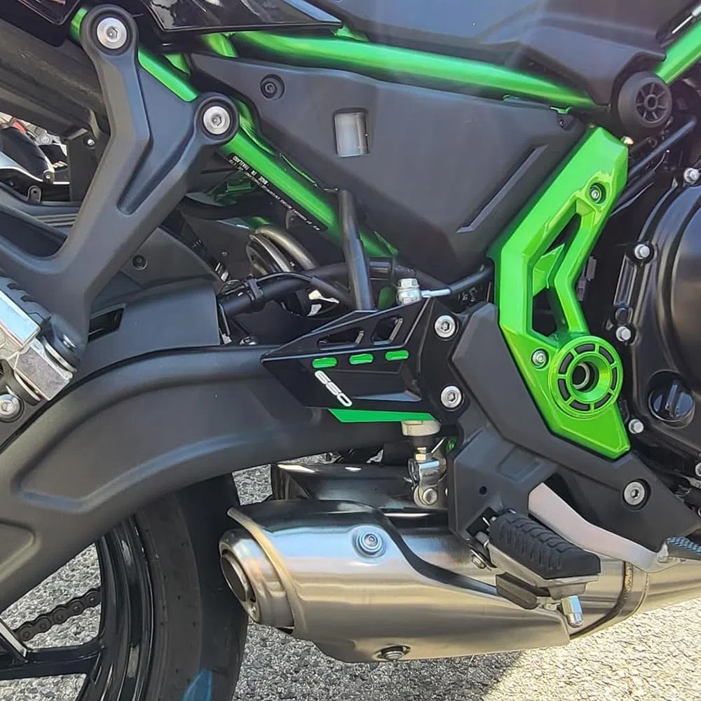 Modeer Motorrad Fussrastenschutz für Z650 / Z650RS 2017-2022 2023 2024 2025 a Paar Fußraste Pedal Protektor Fußraste Fersenplatten Schutz z650 z 650 rs Zubehör (schwarz/grün)