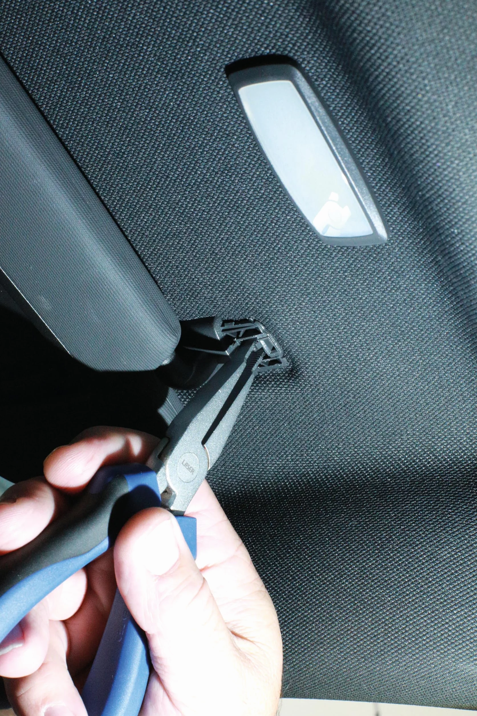 Laser 9083 Sun Visor Unlock Pliers - VW Group, Silber